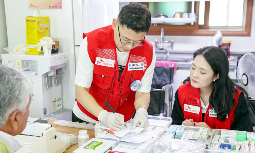 SK에코플랜트 에피봉사단과 열린의사회가 의료 소외지역 어르신들을 위한 의료봉사를 진행하는 모습.(사진=SK에코플랜트)