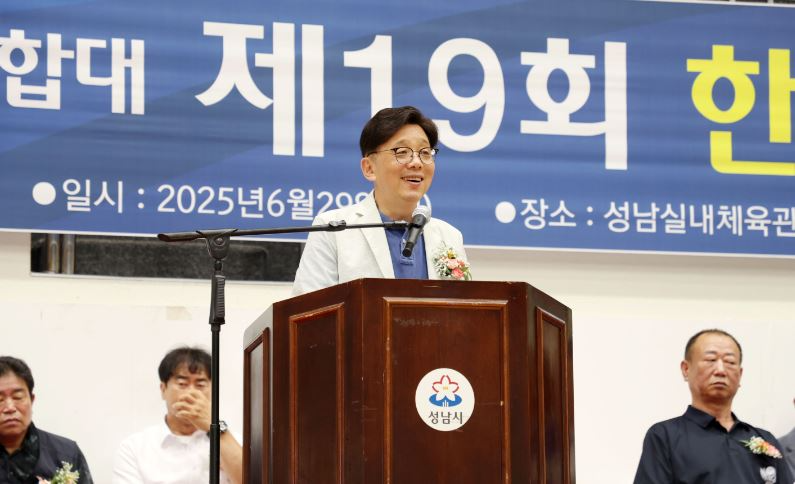 안광림 부의장 제19회 중원구자율방범연합대 한마당 축제에 참석하여 축사를 하고 있다.