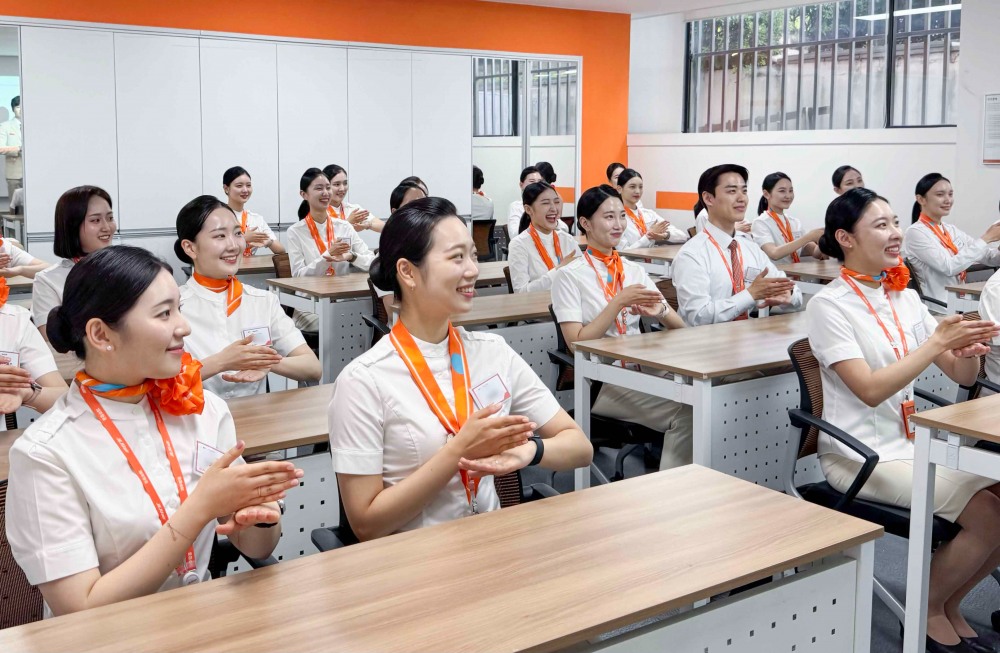 제주항공이 올해부터 신입 객실승무원을 대상으로 실시하고 있는 간단한 인사말 및 안전 안내 수어표현 교육.(사진=제주항공)