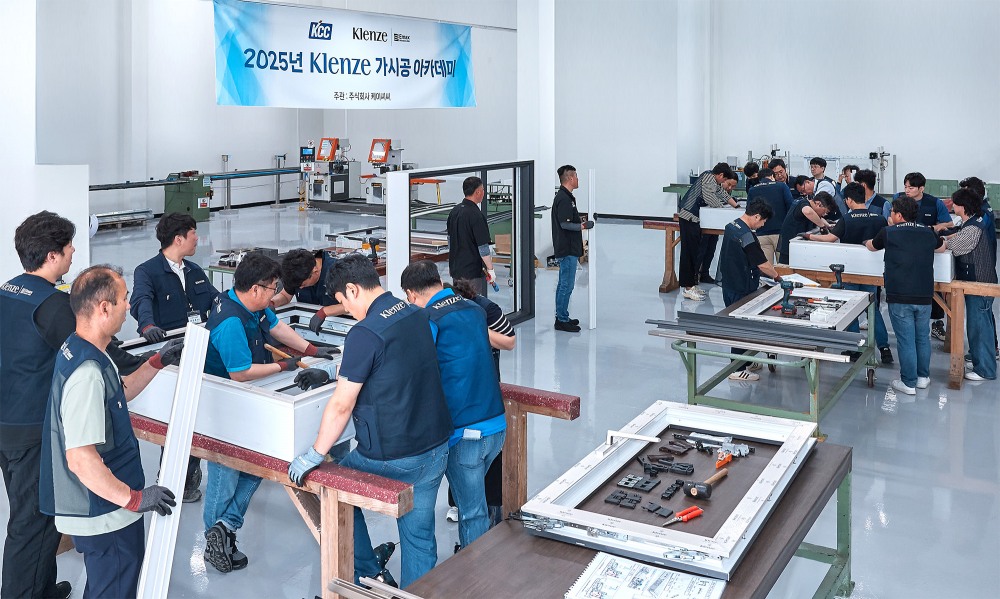 ‘2025 Klenze 가시공 아카데미’ 참가자들이 실제 Klenze 창호 제품을 활용해 시공 실습을 진행하고 있다.(사진=KCC)