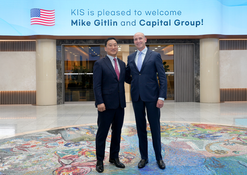 한국투자증권 김성환 사장(왼쪽)과 캐피탈그룹 마이크 기틀린 CEO가 전략적 협의를 마치고 기념사진을 찍고 있다. 사진=한국투자증권