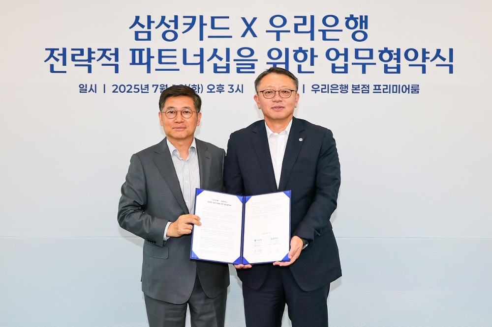 삼성카드 김이태 사장(왼쪽)과 우리은행 정진완 은행장이 기념사진을 촬영하고 있다. 사진=삼성카드