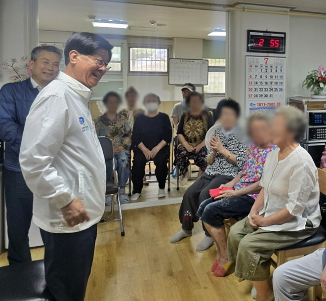 정종복 기장군수가 마을 경로당을 찾아 어르신들과 소통하고 있다.(사진제공=부산 기장군)
