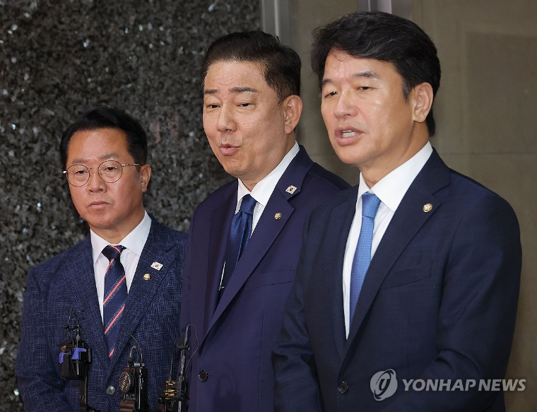 문진석 (오른쪽) 국회의원 (사진=연합뉴스)