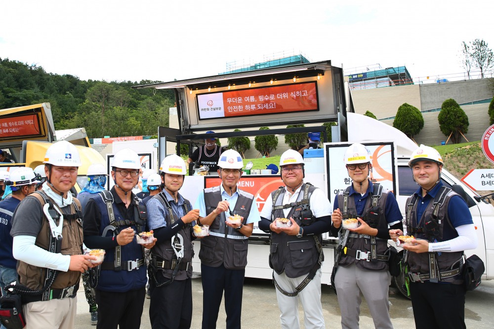 ㈜한화 건설부문 김승모 대표이사(가운데)가 건설현장 근로자들과 함께 ‘Summer Safety 푸드트럭’ 팥빙수를 즐기고 있다.(사진=한화 건설부문)