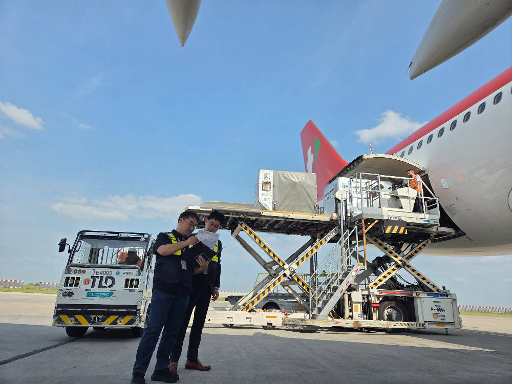 티웨이항공 관계자들이 파리 샤를 드 골 공항, 로마 피우미치노 레오나르도 다 빈치 공항에서 탑재 작업 이행 등 철저한 여객·화물 현장 점검을 진행하고 있다.(사진=티웨이항공)