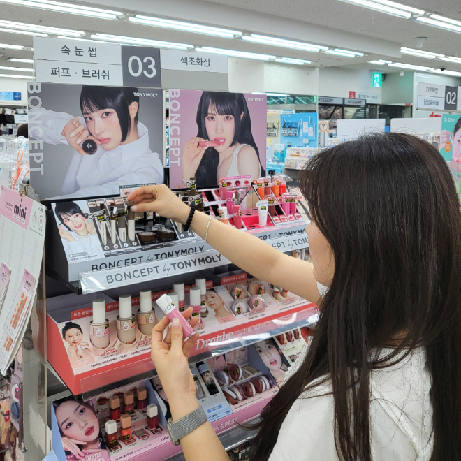 다이소 매장 내 토니모리 '본셉' 매대.(사진=토니모리)