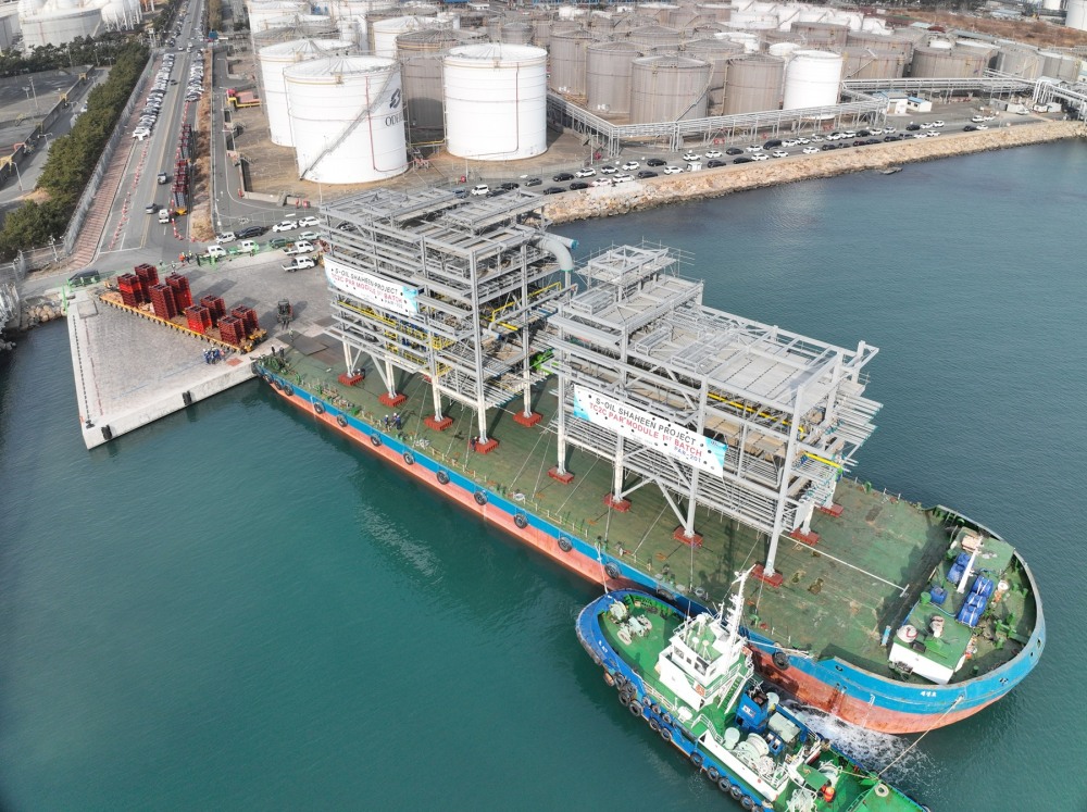 샤힌 프로젝트 대형 모듈을 실은 바지선이 울산신항 부두에 접안하는 작업을 하고 있다.(사진=DL이앤씨)