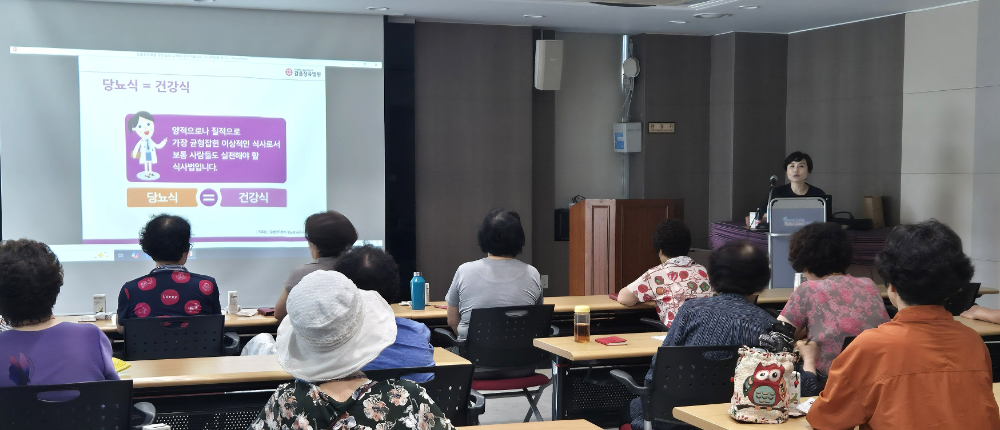 갑을장유병원 영양실 김태희 실장이 김해시서부보건소에서 지역민을 대상으로 ‘심뇌혈관 예방 식단관리’ 특강을 진행하는 모습.(사진=KBI그룹)