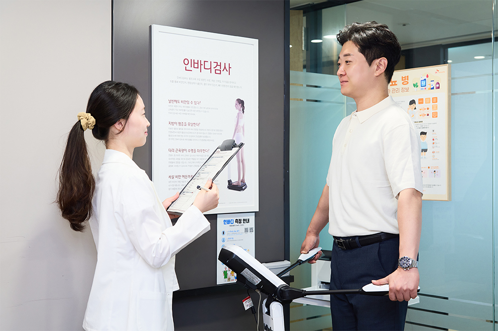 '여름맞이 몸짱이벤트'에 참여한 SK네트웍스 구성원이 인바디 검사를 진행하고 있다.(사진=SK네트웍스)