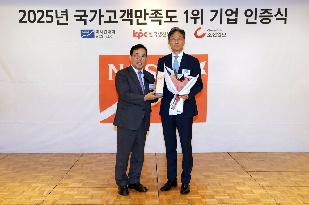 정인국 케이카 사장(오른쪽)이 지난 9일 서울 롯데호텔에서 열린 시상식에서 한국생산성본부 박성중 회장(왼쪽)과 기념 촬영을 하고 있다.(사진=케이카)