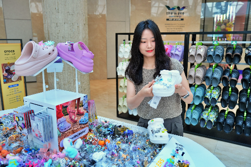 롯데百, 여름 휴가 필수템 ‘크록스’ 팝업 행사 진행