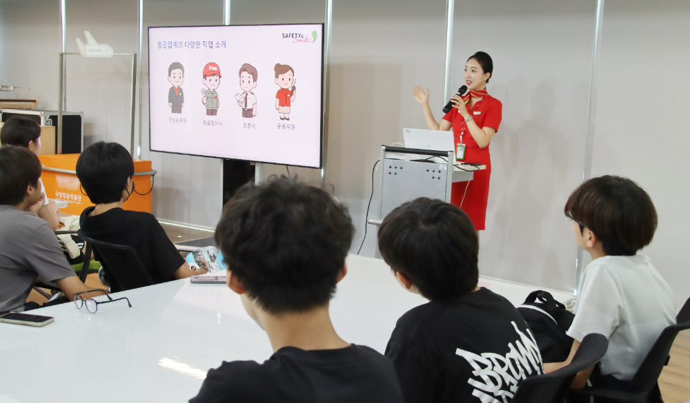 7월 11일 티웨이항공이 국립항공박물관에서 마곡하늬중학교 학생들을 대상으로 항공진로체험교육 강연을 진행하고 있다.(사진=티웨이항공)