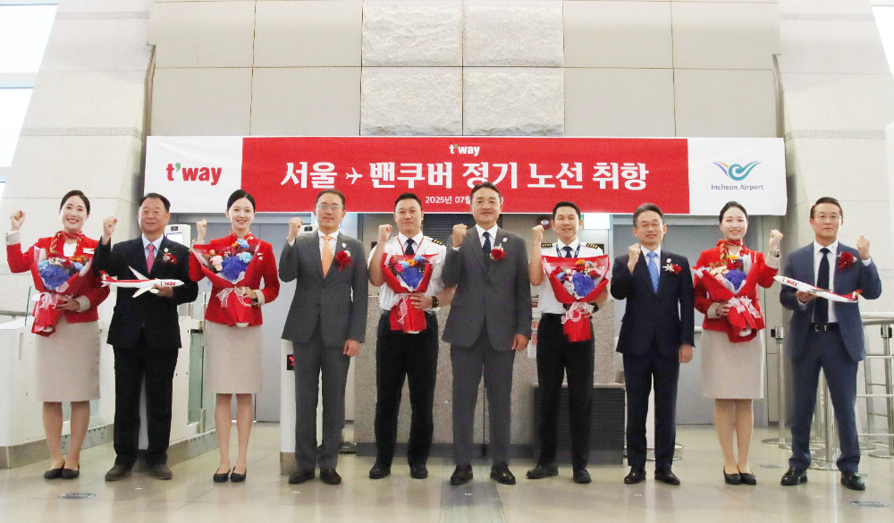 7월 12일(토) 인천국제공항에서 이상윤 티웨이항공 대표이사(왼쪽에서 여섯 번째), 신동익 인천국제공항공사 허브화전략처장(오른쪽에서 세 번째), 서동빈 티웨이항공 경영지원 총괄임원(왼쪽에서 네 번째), 황영조 티웨이항공 여객지원 담당임원(왼쪽에서 두 번째), 조병태 티웨이항공 인천지점장(오른쪽에서 첫 번째)이 임직원들과 함께 인천-밴쿠버 노선 신규 취항식을 진행하고 기념사진을 촬영하고 있다.(사진=티웨이항공)