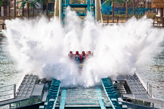 더위 날리는 흥겨운 물의 향연...롯데월드 어드벤처 부산의 '쿨한 여름'