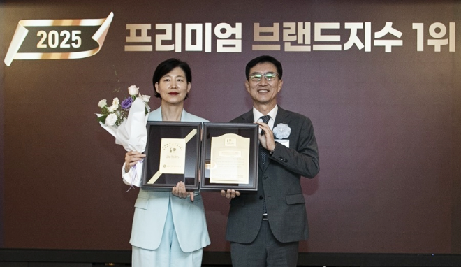 지난 11일 롯데호텔 서울 사파이어 볼룸에서 열린 ‘2025 프리미엄 브랜드지수(KS-PBI)’ 시상식에서 14년 연속 호텔부문 1위에 오른 정미은 롯데호텔앤리조트 운영부문장(왼쪽)과 문동민 한국표준협회 회장(오른쪽)이 기념촬영을 하고 있다. (사진=롯데호텔앤리조트)