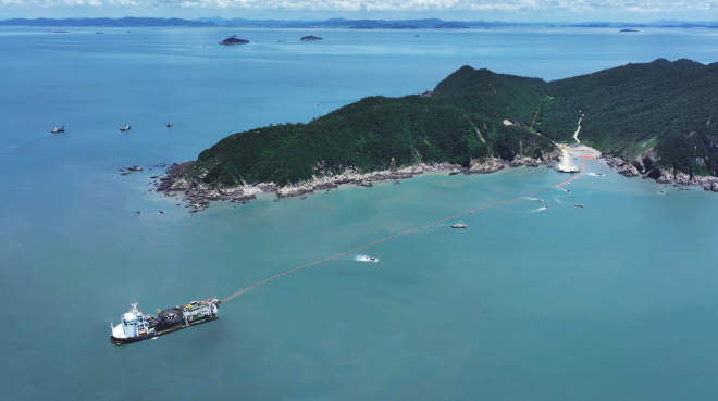 팔로스호가 영광낙월 프로젝트 외부망 포설을 진행하고 있다. 사진=대한전선