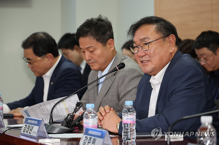 김태년 (오른쪽) 국회의원 (사진=연합뉴스)