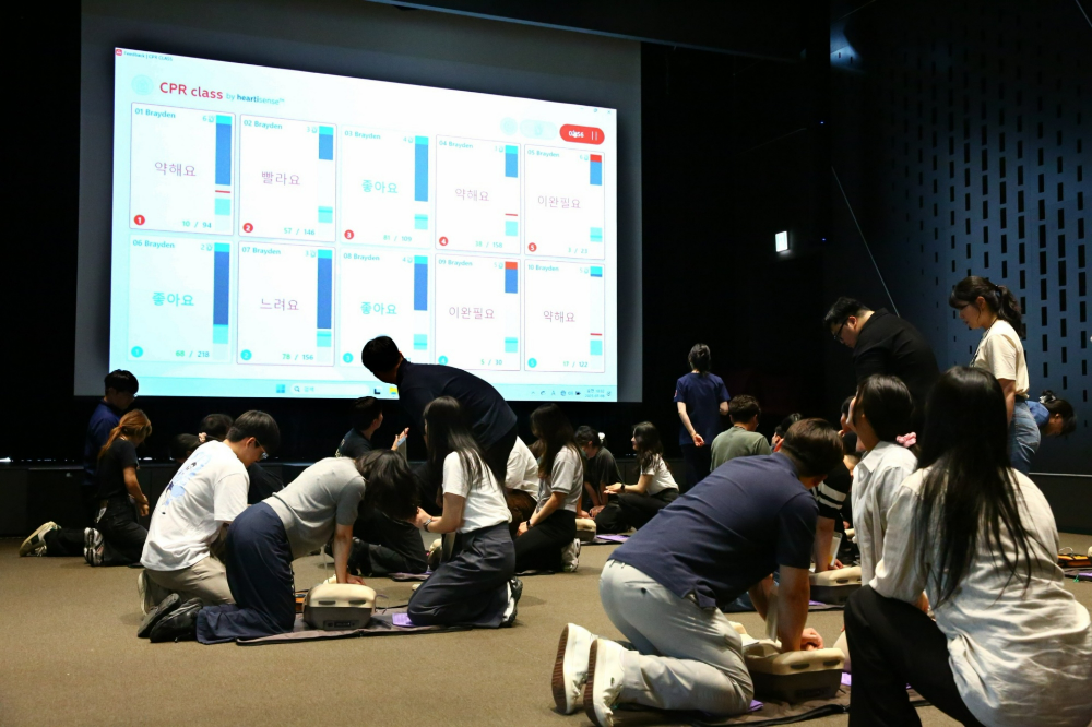 한화 건설부문 안전보건관리자들이 심폐소생술 체험을 하고 있다.(사진=한화 건설부문)