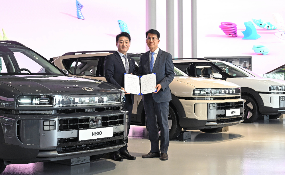 22일(화) 현대 모터스튜디오 고양에서 김동욱 현대차그룹 부사장(사진 오른쪽), 이호현 산업통상자원부 제2차관 (사진 왼쪽)이 현대차 디 올 뉴 넥쏘를 배경으로 기념 촬영을 하고 있다.(사진=현대차그룹)