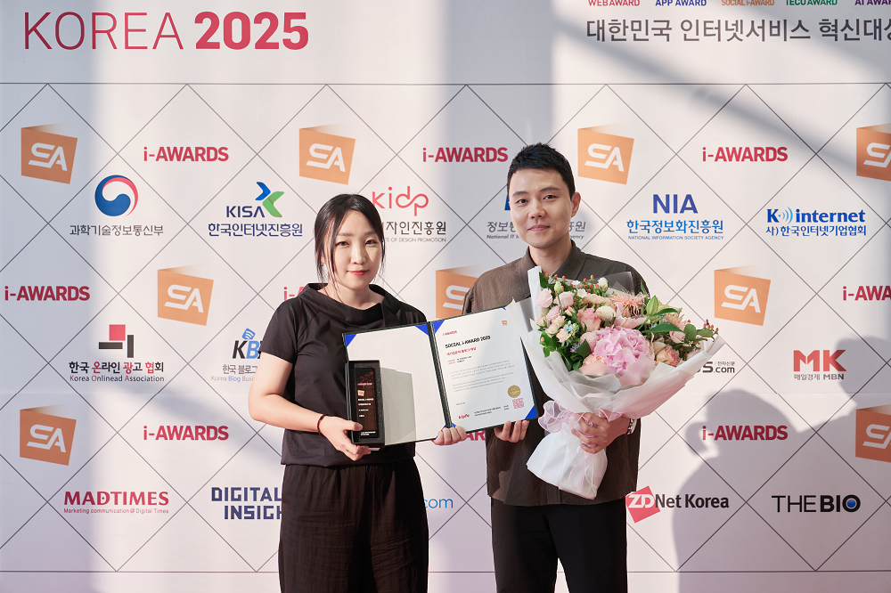 소셜아이어워드 2025에서 대기업부문 블로그 대상을 수상한 HL그룹 브랜드전략팀(박희라 책임매니저-左, 허민 팀장-右)이 기념 촬영을 하고 있다.(사진=HL그룹)