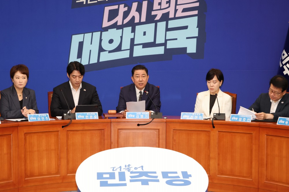 더불어민주당 김병기 당대표 직무대행 겸 원내대표가 25일 서울 여의도 국회에서 열린 최고위원회의에서 발언하고 있다. 사진=연합뉴스