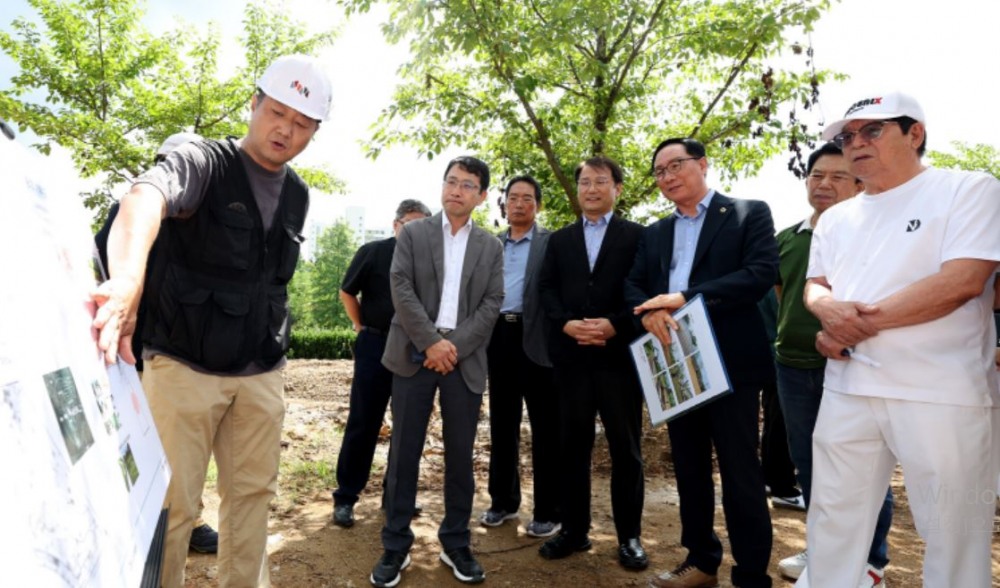 한민수 의원)좌쯕2번쩨)이 남동럭비경기장 부지 내 조성 중인 남동경기장 파크골프장 건설 현장을 찾아 관계자로부터 공정 현황을 설명듣고 있다.