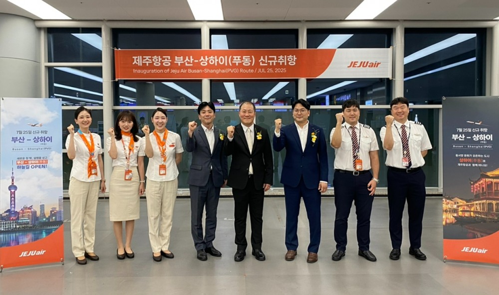 제주항공 부산~상하이(푸둥) 노선 신규 취항식에서 정재필 커머셜본부장(오른쪽에서 네번째) 등 임직원들이 신규 취항편 승무원들과 기념촬영을 하고 있다.(사진=제주항공)