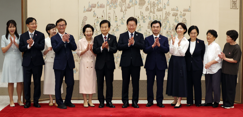 기념촬영 하는 이재명 대통령과 신임 장관 및 가족들(사진=연합뉴스)