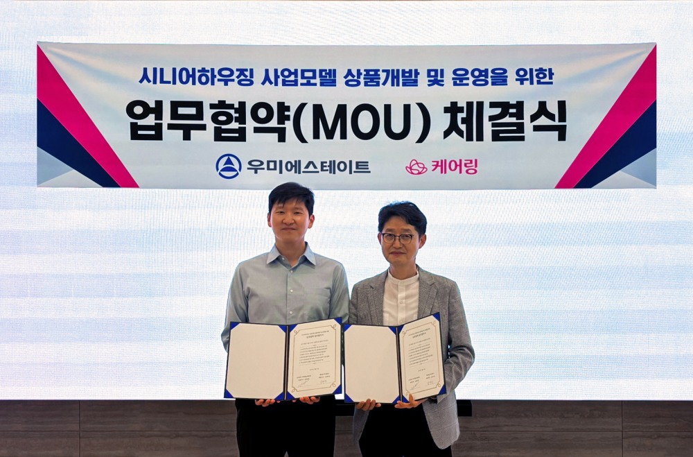 시니어하우징 사업모델 개발 및 운영을 위한 전략적 업무협약을 체결하고 기념사진을 찍고 있다. (좌) 케어링 대표 김태성, (우)우미에스테이트 대표 김병권.(사진=우미에스테이트)