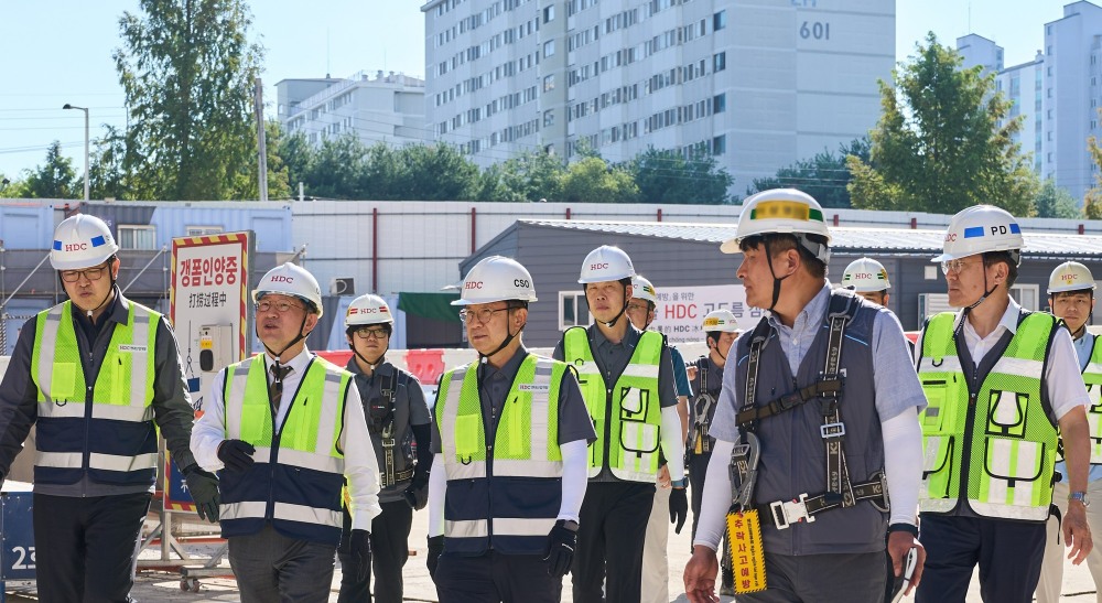 (앞줄 왼쪽 두 번째) 정경구 HDC현대산업개발 대표이사, (세 번째) 조태제 HDC현대산업개발 CSO.(사진=HDC현대산업개발)