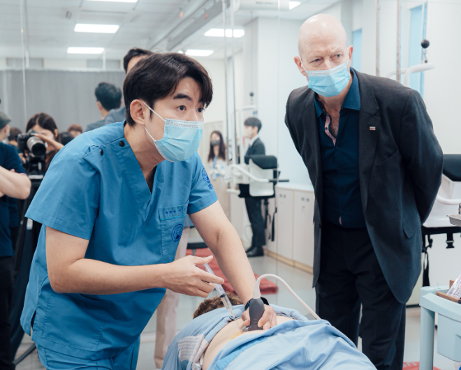 자생한방병원 의료진이 해외 의료진 대상으로 추나요법을 시연하며 설명하고 있다. 사진=자생한방병원