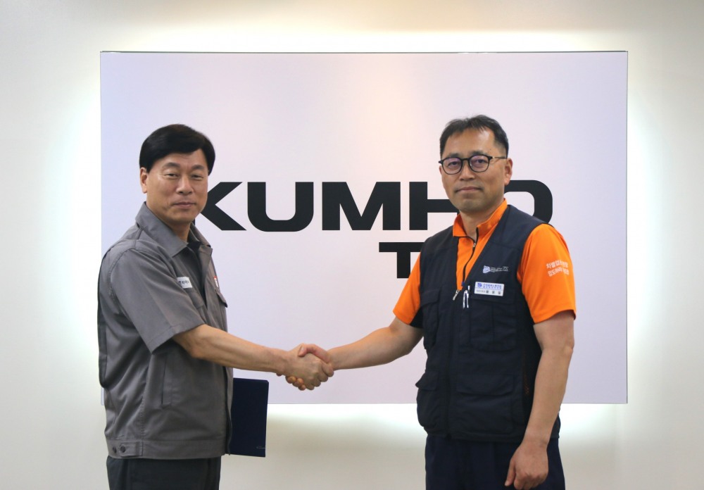 김명선 금호타이어 생산기술총괄 부사장(사진 왼쪽)과 황용필 금호타이어지회 대표 지회장이 노사 특별합의 후 악수를 하고 있다.(사진=금호타이어)