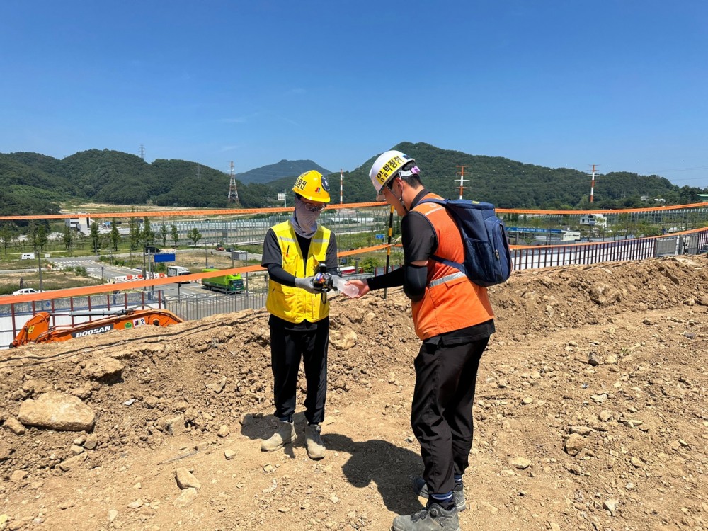 보건관리자의 근로자 물 보급 및 작업 전 토시 보급 사진. (사진=DL건설)