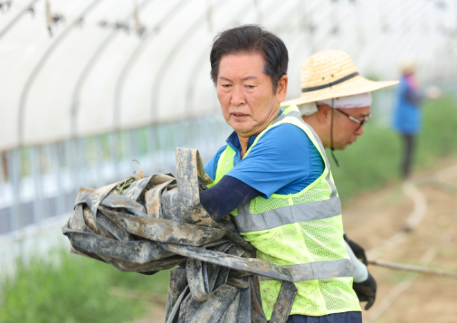 3일 오전 정청래 신임 더불어민주당 대표가 전남 나주시 농가를 찾아 수해 복구 작업을 하고 있다. 사진=연합뉴스