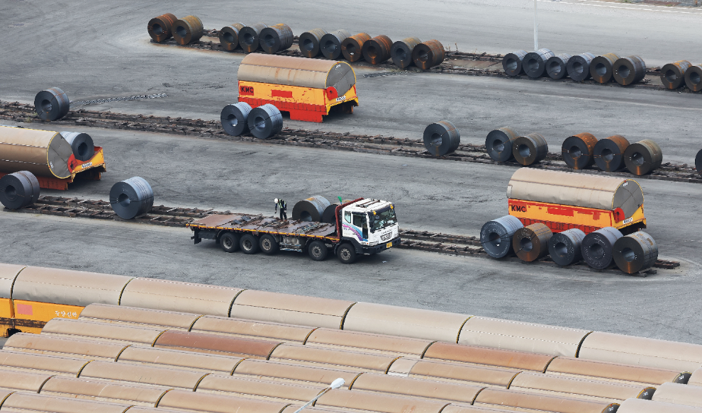 평택항에 쌓여있는 철강 제품(사진=연합뉴스)