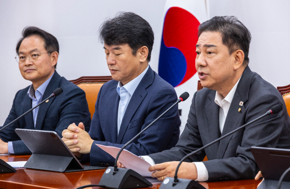 민주당 원내대책회의에서 발언하는 김병기 원내대표(사진=연합뉴스)