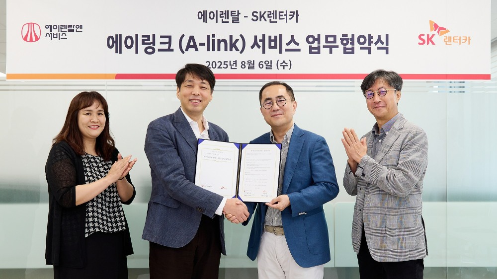 (왼쪽부터) 에이렌탈앤서비스 강선영 렌탈사업본부장, 이상윤 대표이사, SK렌터카 이정환 대표이사, 김진식 렌탈본부장.(사진=SK렌터카)