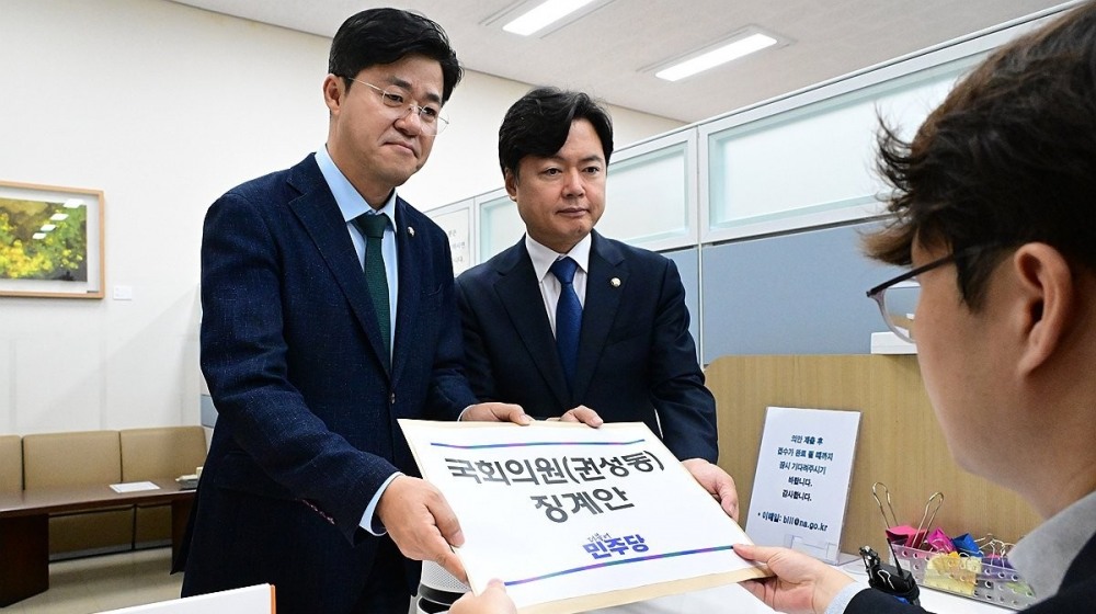 국민의힘 권성동 의원 징계안 제출하는 민주당(사진=연합뉴스)