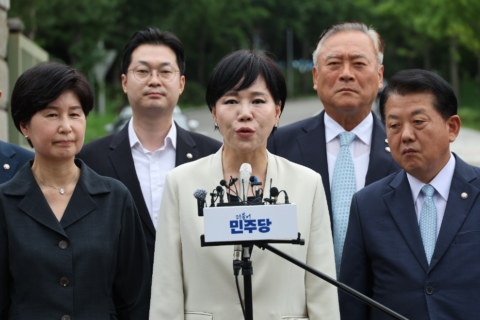 3대 특검 종합대응특위 서울구치소 앞 브리핑(사진=연합뉴스)