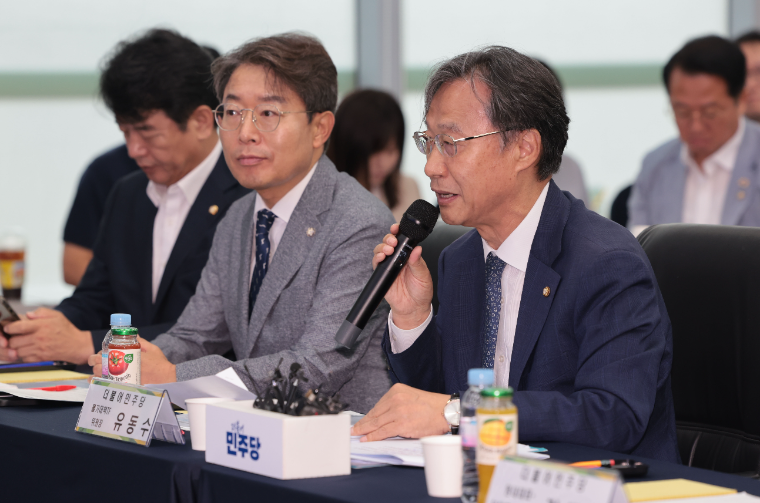 유동수 (오른쪽) 민주당 물가대책TF 위원장 (사진=연합뉴스)