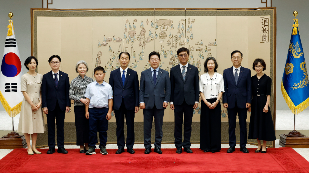 李대통령, 권오을·최휘영·김정관·김윤덕 장관에 임명장 수여