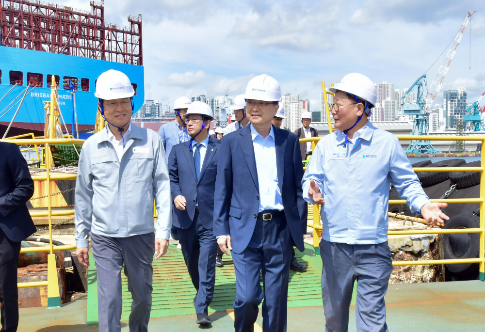 3일(수) HD현대중공업 울산조선소를 방문한 조현 외교부 장관(가운데)이 HD현대 조석 부회장(오른쪽)과 이상균 사장(왼쪽)의 안내를 받아가며 차세대 이지스 구축함 건조 현장을 둘러보고 있다.(사진=HD현대)