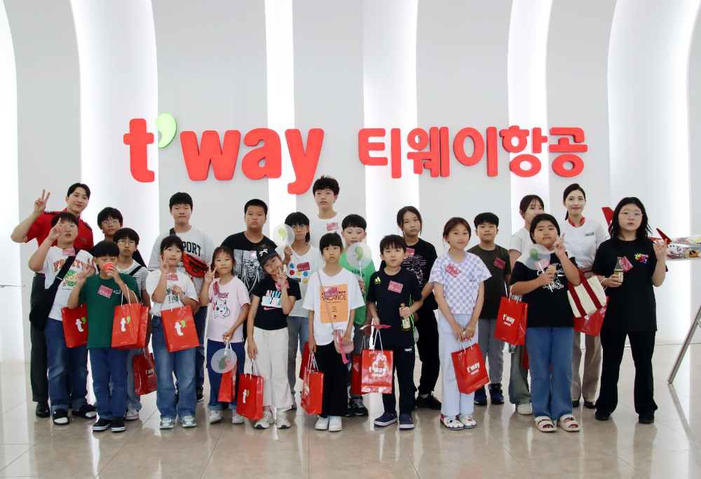 지난 12일(화) 티웨이항공 훈련센터에서 객실 승무원 체험과정 '크루클래스'에 참여한 세이브더칠드런 초청 아동•청소년들이 기념 사진을 촬영하고 있다.(사진=티웨이항공)