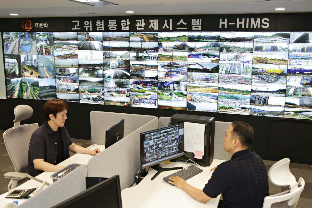 건설현장의 고위험 작업을 본사에서 실시간으로 통합 관제하는 고위험 통합관제 시스템 ‘H-HIMS’.(사진=한화 건설부문)