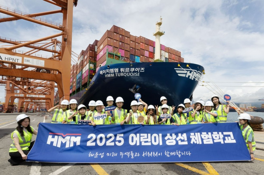 상선체험 활동에 참여한 어린이들이 13일 HMM터미널(HPNT)에서 기념촬영을 하고 있다.(사진=HMM)