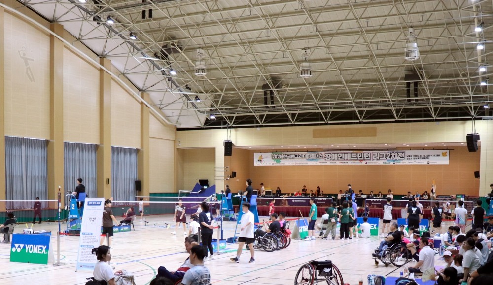 8월 15일부터 사흘간 경남 창녕국민센터에서 열린 ‘2025 한국동그라미파트너스 장애인배드민턴 리그전’ 2차전 경기 모습.(사진=한국앤컴퍼니그룹)