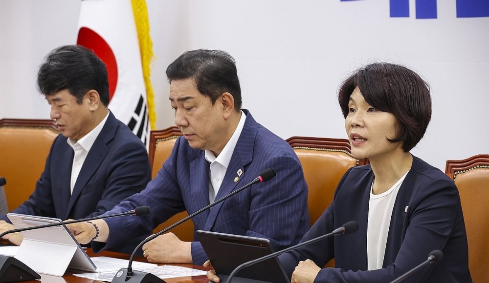 원내대책회의에서 발언하는 한정애 정책위의장(사진=연합뉴스)