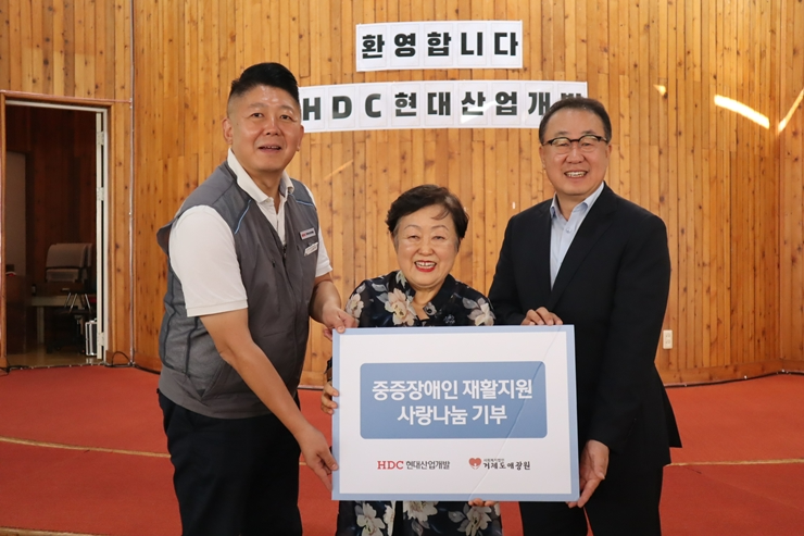 (왼쪽부터) 황기익 HDC현대산업개발 김해도시계획도로 현장소장, 송우정 애광원 대표, 신왕섭 HDC현대산업개발 실장.(사진=HDC현대산업개발)