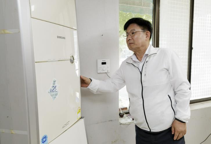 마포구 관내 경로당 시설점검하고 있는 박강수 마포구청장